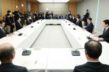 「我が国の物流の革新に関する関係閣僚会議」で発言する岸田文雄首相（右列手前から3人目）2023年03月31日（時事通信フォト）