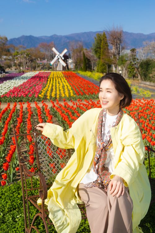 春はチューリップ、夏はひまわりやブルーサルビア、秋はコスモスなど、季節の花が咲き、大温室では多様なハーブが楽しめる