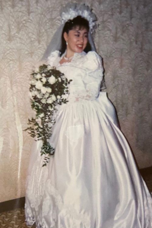 1993年、「浅草キッド」の当時のマネージャーと結婚したしのざきさん（本人提供）