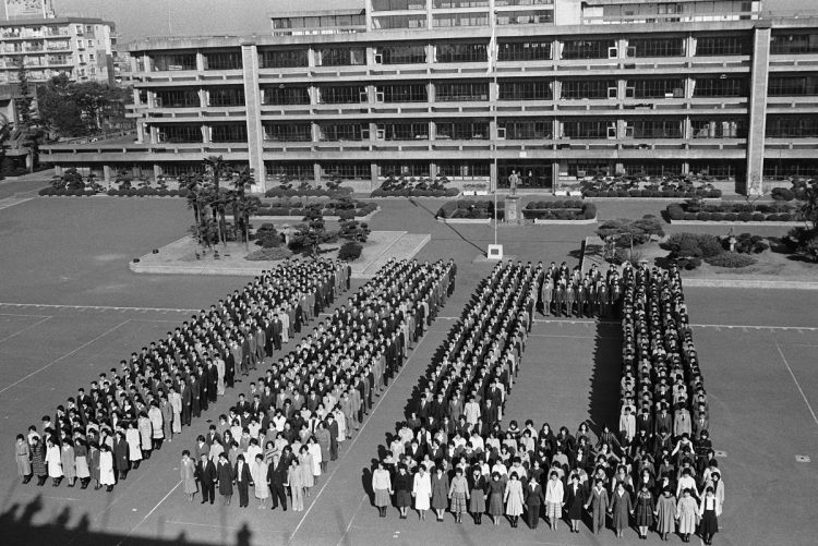 1978年1月12日、東京・中野区の警視庁警察学校で土田国保警視総監ら警視庁幹部と１１０番の人文字を作る、新成人になった警視庁の警察官（時事通信フォト）