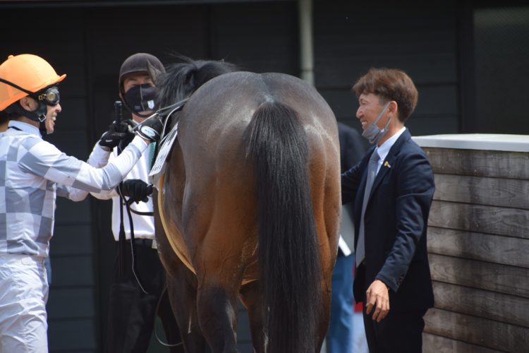 4月16日2レース、2着でレースを終えて戻ってきたシャーンゴッセと武豊騎手。名手がこれまでと違った面を引き出し次に繋がる内容になった