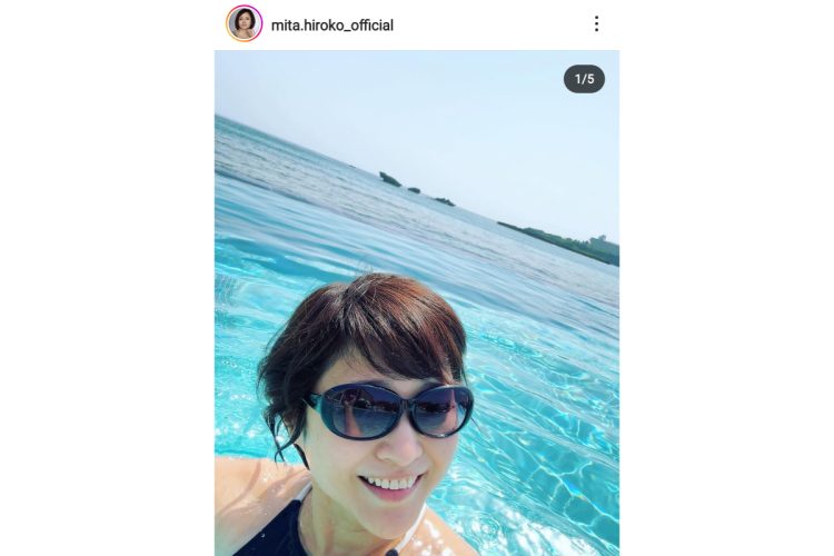 ホルターネックのウエアを着用した三田寛子（インスタより）