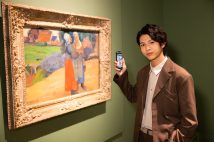 小宮璃央がスマホ片手に（ポール・ゴーガン《ブルターニュの農婦たち》1894年　オルセー美術館（パリ））