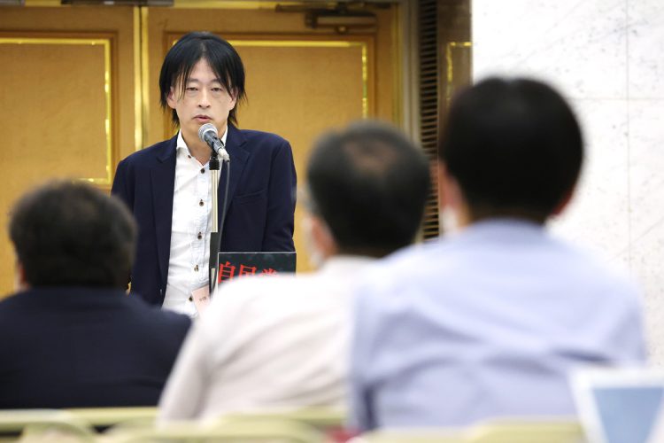 『全国霊感商法対策弁護士連絡会』で話す鈴木エイト氏（奥）