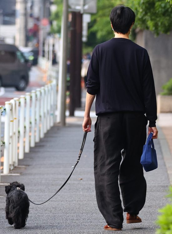 ゆるっとした服装の長谷川