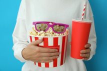 映画館の定番フードはなぜ「ポップコーン」なのか？　「実は苦手」という人もいるのに