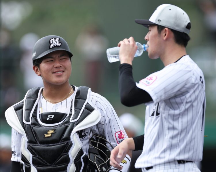 昨年はこのバッテリーで完全試合も達成（松川虎生＝左と佐々木朗希）