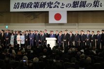 安倍派の所属議員は100人と党内では圧倒的な勢力（写真は今年5月に開かれた安倍派のパーティー／時事通信フォト）