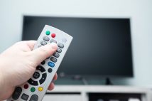 「若者のテレビ離れ」はもう古い？　テレビ離れする人たちの高齢化「50代でもテレビよりスマホ」