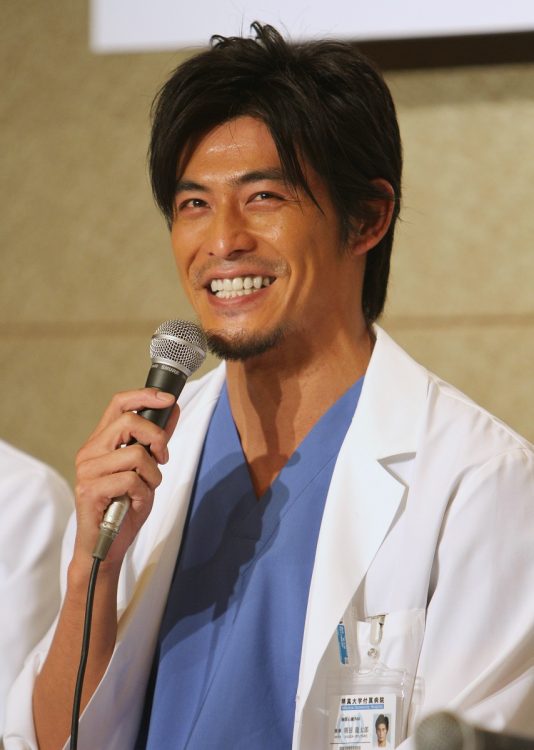 2010年、ドラマ『医龍３』の制作発表記者会見に出席した坂口憲二（時事通信フォト）