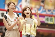 旅先でスマホ頼みだと思わぬ失敗も？　「やっぱり観光パンフレットが安心」という声が根強いワケ