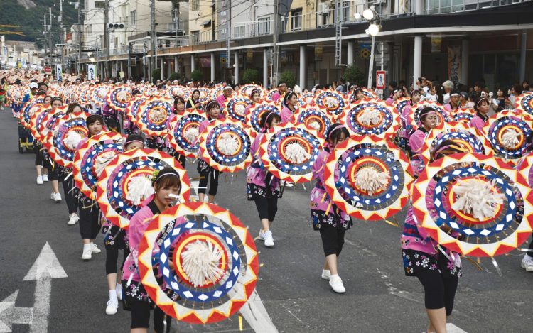 鳥取しゃんしゃん祭（鳥取市：8月13日～14日／時事通信フォト）