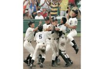 2004年の夏に優勝を飾った駒大苫小牧（共同通信）