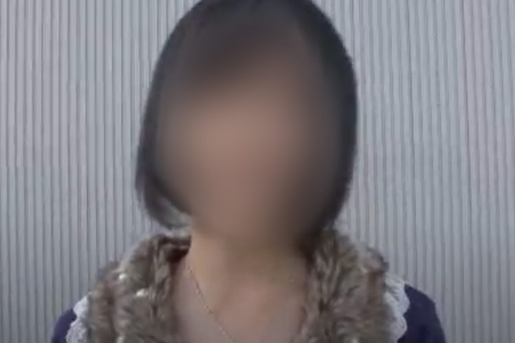 まだあどけない表情を見せるAさん（10代の頃）