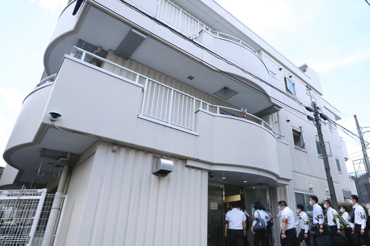 日本大学アメリカンフットボール部学生寮の家宅捜索に入る警視庁の捜査員ら（時事通信フォト）