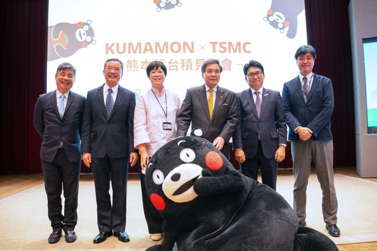 TSMC（台湾積体電路製造）本社で行われた「くまモン触れ合いイベント」。熊本県の蒲島郁夫県知事（右から３人目）と廖永豪TSMC副社長兼JASM会長（同５人目）ら。2023年1月［熊本県提供］（時事通信フォト）