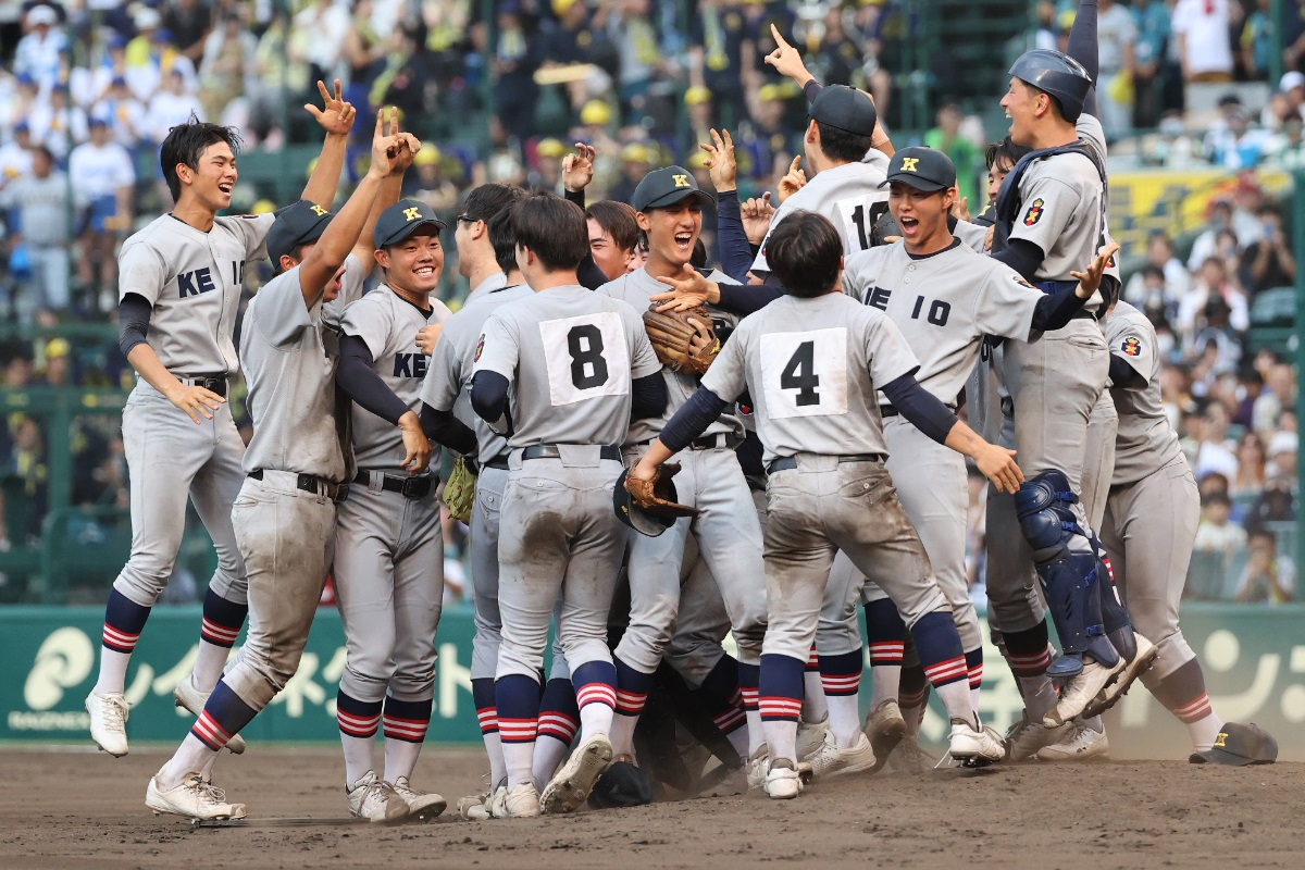 慶応優勝の現場】「三振で大歓声」「ベンチ外部員が阪神の応援タオルを