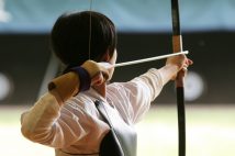 伝統と歴史のある生田神社が揺れている（ピクスタ）