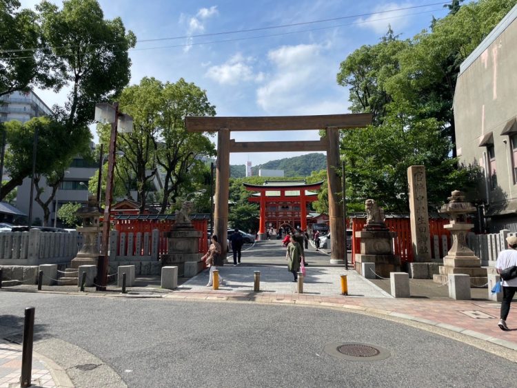 生田神社。連日観光客でにぎわう