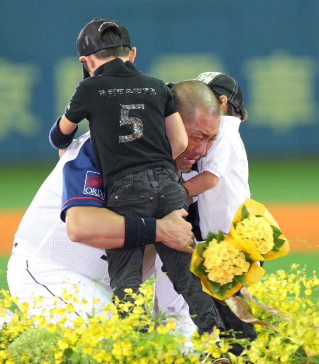 引退試合で息子たちからの花束贈呈に涙する清原