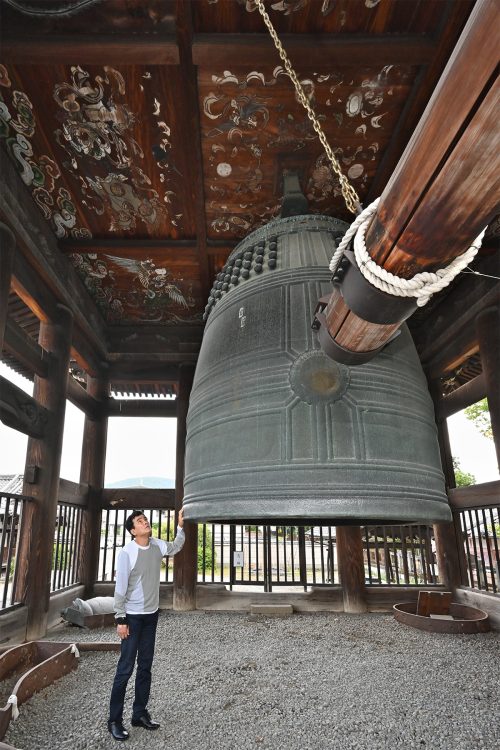 日本三大梵鐘のひとつに数えられる方広寺の梵鐘。刻まれた銘文の言葉が家康に非難され、大坂の陣の引き金になった（JR京都駅）