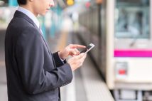 スマホの「フリック入力」できない人たちが密かに抱く劣等感　ポチポチ連打姿は「極力、人に見られたくない…」