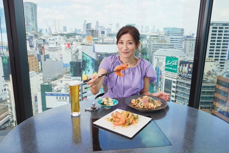 大きな窓からの眺望とともに美食を味わう（撮影／中庭愉生）