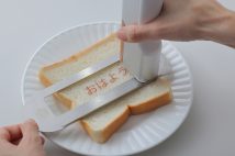 写真のように厚紙や専用のステンレス製スケール（別売り・2200円）をかませ、その上でローラーを転がして使用する