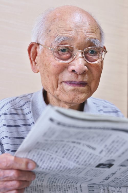 新聞を毎朝、隅から隅までじっくり読むのが日課