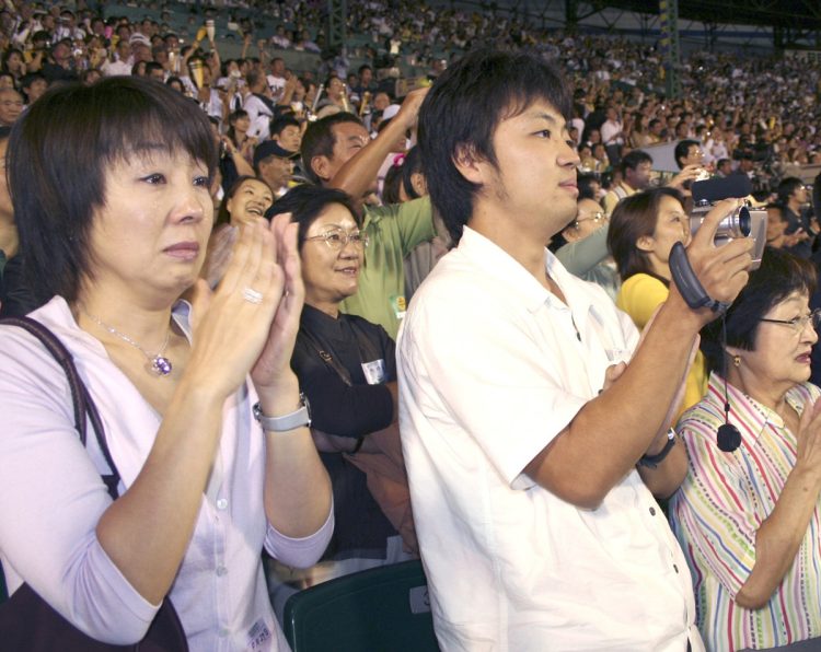 １８年前の優勝時、スタンドから声援を送る陽子夫人（左）と長男・陽集さん（右）（共同通信社）