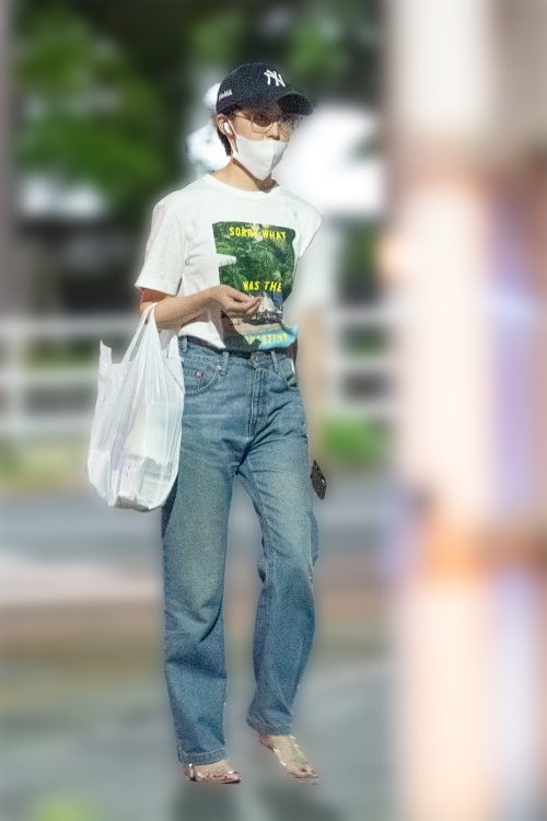 Tシャツにジーンズ、足元はサンダルとカジュアルな装い