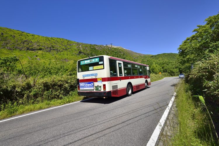 山間地を行く路線バス（イメージ、時事通信フォト）