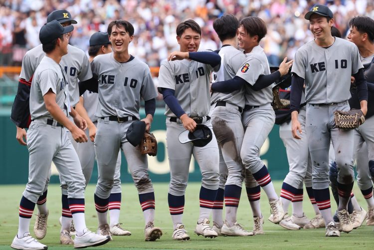 仙台育英を破って107年ぶり2度目の優勝を果たし、感極まる慶応高校選手たち。彼らの髪型も話題になった（時事通信フォト）