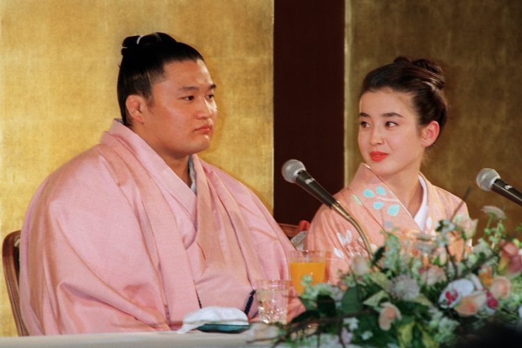 婚約会見に臨む、貴花田関（現・貴乃花光司氏）と宮沢りえさん1992年11月27日（時事通信フォト）