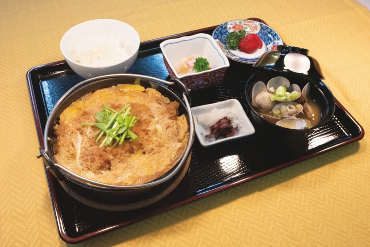 昨年の勝負めし「カツ煮定食」。今年は宿名物のキジ鍋をアレンジした「キジうどん」を注文（『摂津峡 花の里温泉 山水館』大阪府高槻市）