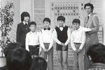 1982年の「小学生将棋名人戦」で優勝した小学6年生の羽生善治（前列右）。3位の森内俊之（羽生の隣）、後方に立つ谷川浩司、羽生の3人が「永世名人」となった