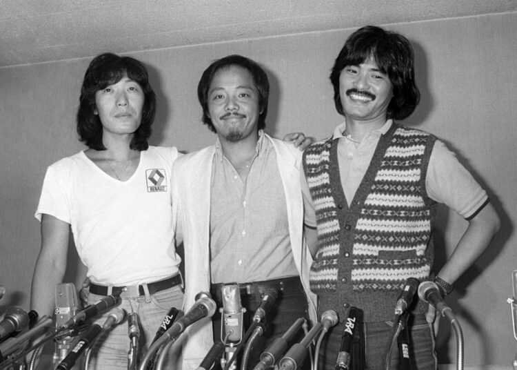 アリスのメンバーは通夜・葬儀にも駆け付けた（左から矢沢、谷村さん、堀内。1981年）