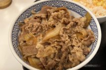 吉野家『牛丼並盛』468円に値上げの衝撃　すき家・松屋と68円の差、いまやライバルはセブンの『牛めし』496円か