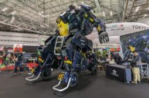 【近未来の移動手段が続々】巨大ロボットや手を使わない車椅子も登場　「ジャパンモビリティショー」の目玉展示が面白すぎる