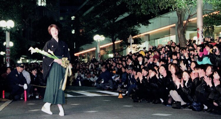 1995年12月の対談当日、東京宝塚劇場には、天海の対談を惜しむ多くのファンが詰めかけた