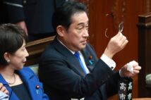 衆院本会議場で眼鏡を拭く岸田文雄首相（右）。メガネは岸田首相のイメージに欠かせない（時事通信フォト）