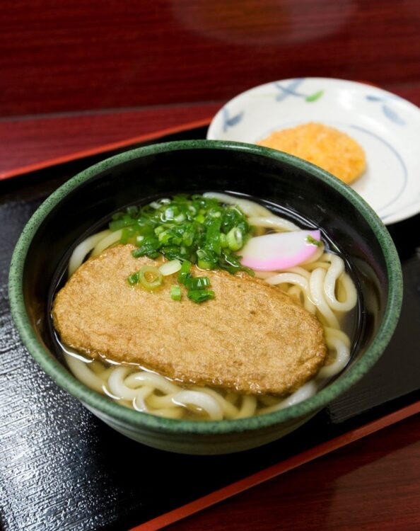 愛媛県の名物・じゃこ天うどん（時事通信フォト）