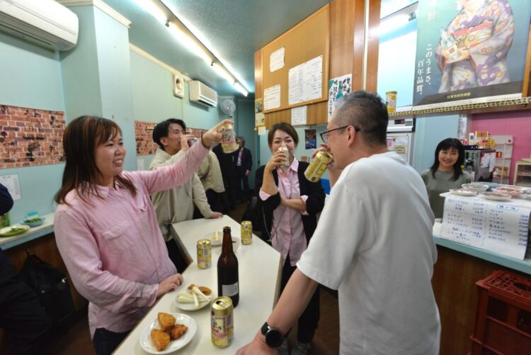 毎日決まった時間にやって来る客もいる