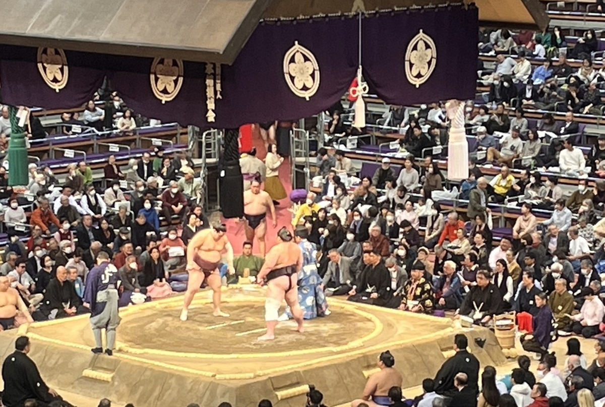 九州場所で注目「溜席の四股名ワンピース女性」が驚きの告白 東西どちらの席かでその日の服を決める“凄すぎるこだわり”｜NEWSポストセブン