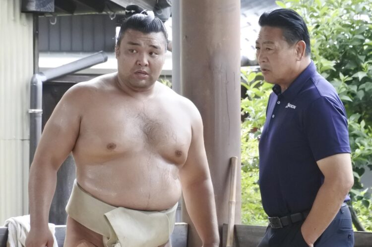 今場所以降の成績は部屋の将来にもかかわってくるのか（左から霧島、陸奥親方）