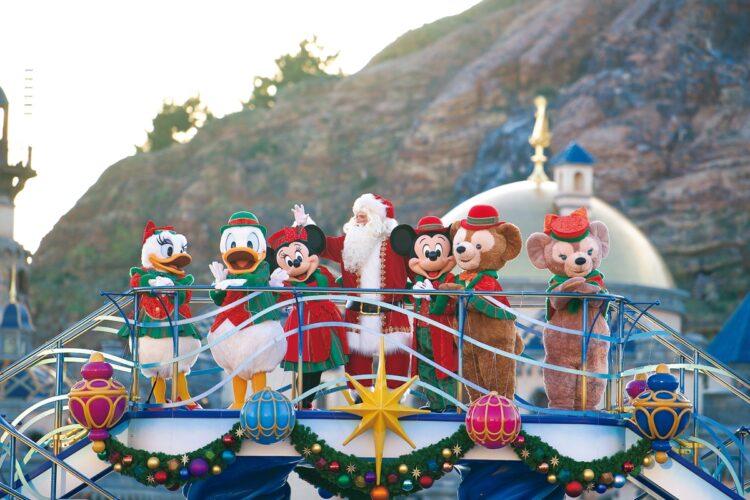 ディズニーの仲間たちと胸が高まる海辺のクリスマスを