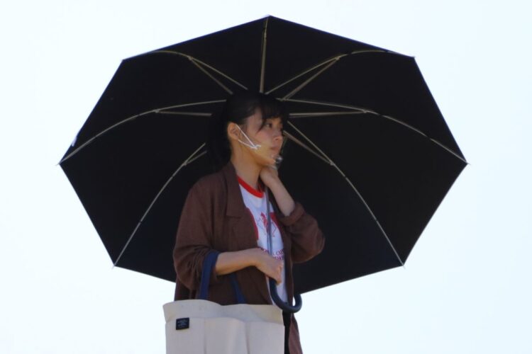 暑い中、日傘をさして撮影に参加（2020年9月）