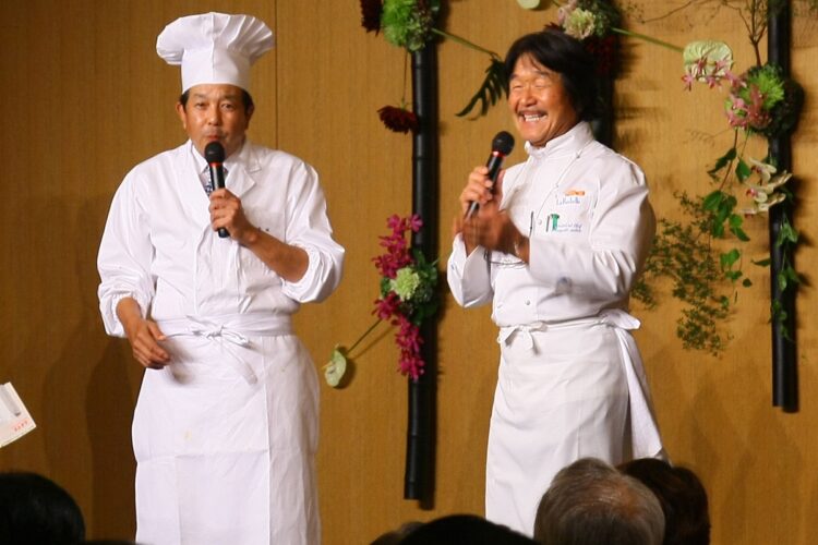 2010年に陳さん（左）と坂井さんが出演した美食イベントにて