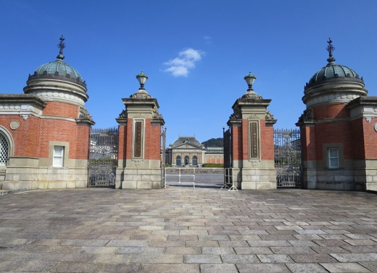 西洋のお城を思わす明治時代のレンガの建物が目立つ京都国立博物館