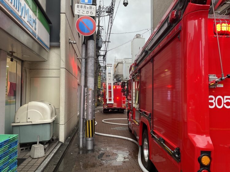 消防車が多数出動し、現場は騒然となった